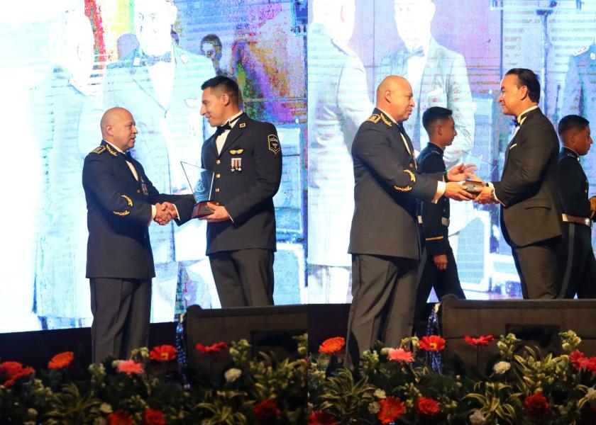 Docentes de la Escuela de Suboficiales reciben reconocimientos como mejores docentes FAC