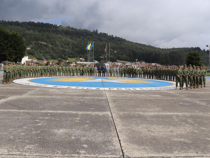 La Escuela de Suboficiales FAC y la Armada Nacional estrechan vínculos mediante visita estratégica