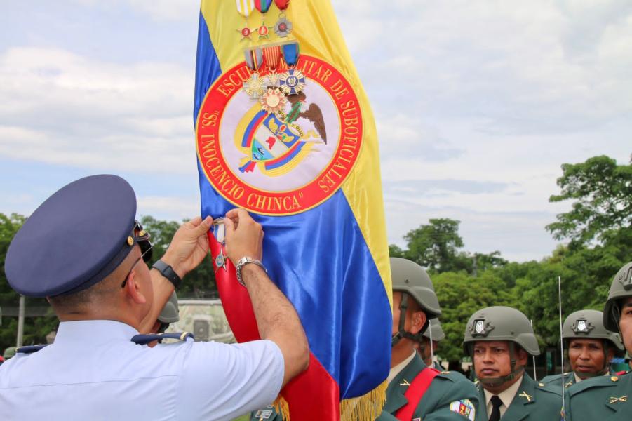 La Escuela de Suboficiales FAC condecoró a la Bandera de Guerra de la Escuela Militar de Suboficiales Inocencio Chincá