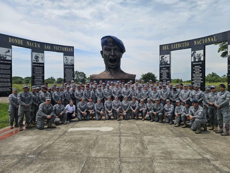 Suboficiales FAC realizan entrenamiento militar en la Escuela de Lanceros del Ejercito Nacional