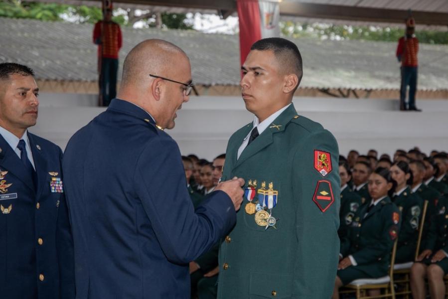 ESUFA entrega medalla en solemne ceremonia militar del Ejército Nacional