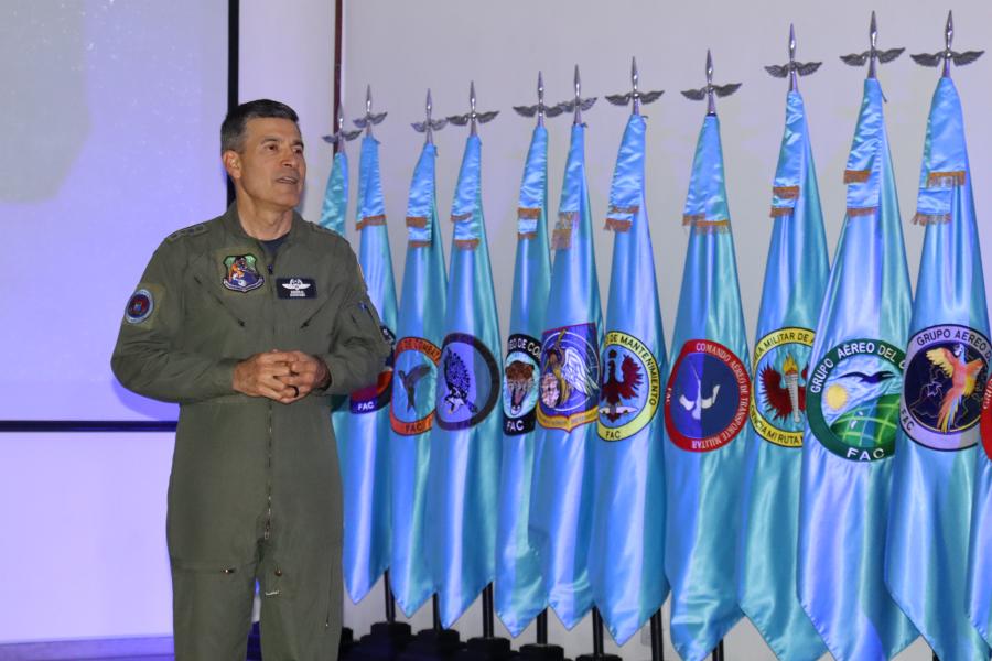 Futuros Suboficiales recibieron la visita estratégica del Comandante de la FAC