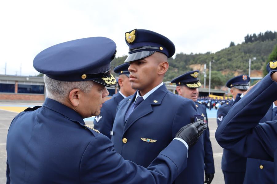 Tecnólogos se escalafonaron como Suboficiales de la Fuerza Aérea Colombiana
