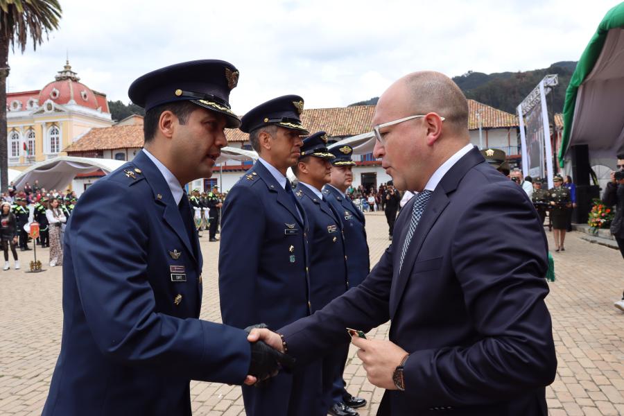 Fuerza Aérea más cerca de la gente, desfile en Zipaquirá en homenaje a sus mártires   