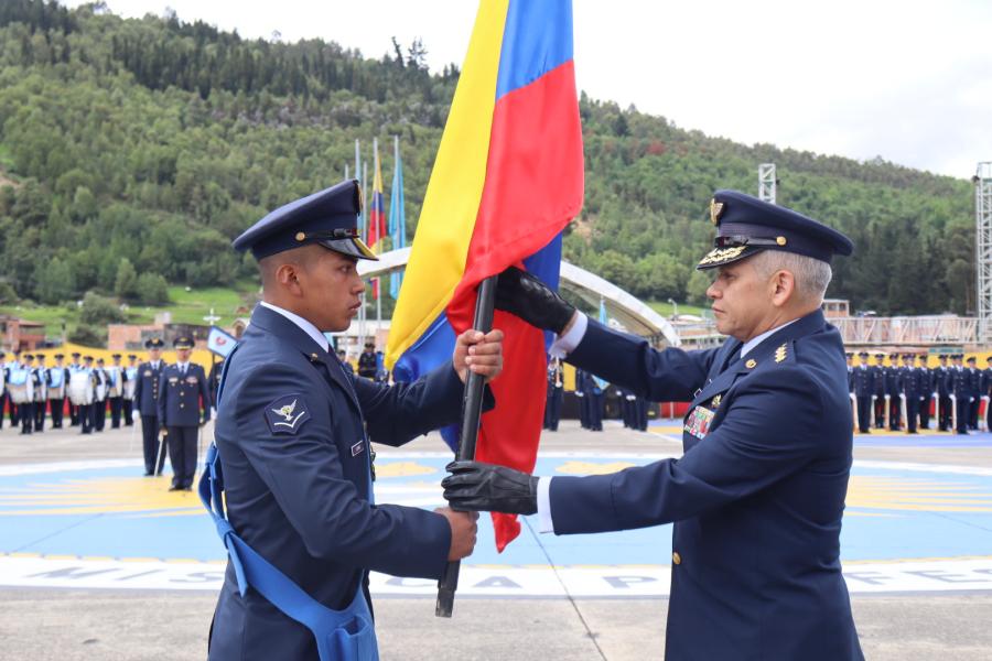 Con honor, la Fuerza Aérea Colombiana recibe 29 nuevos Aerotécnicos