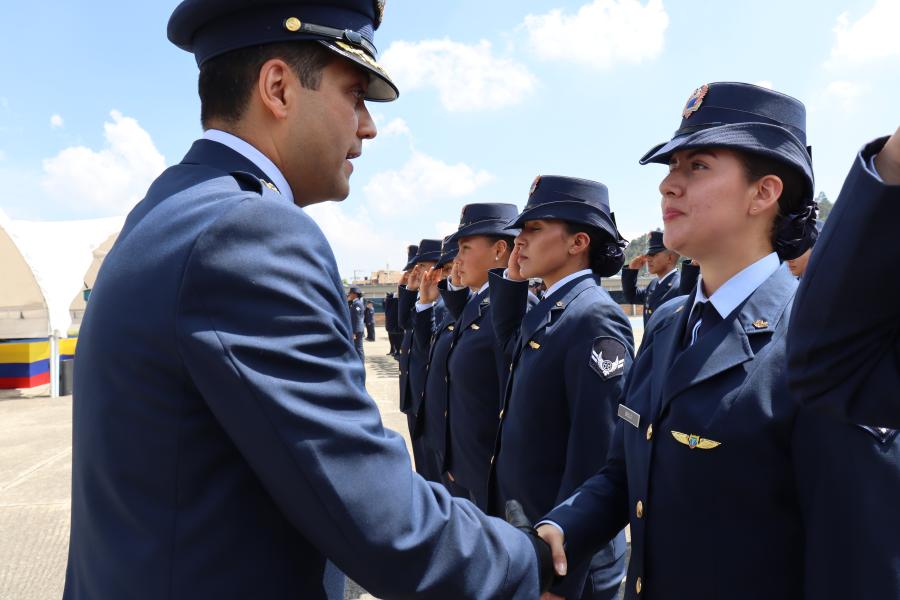 Imposición de alas de especialidad a futuros Suboficiales durante ceremonia militar