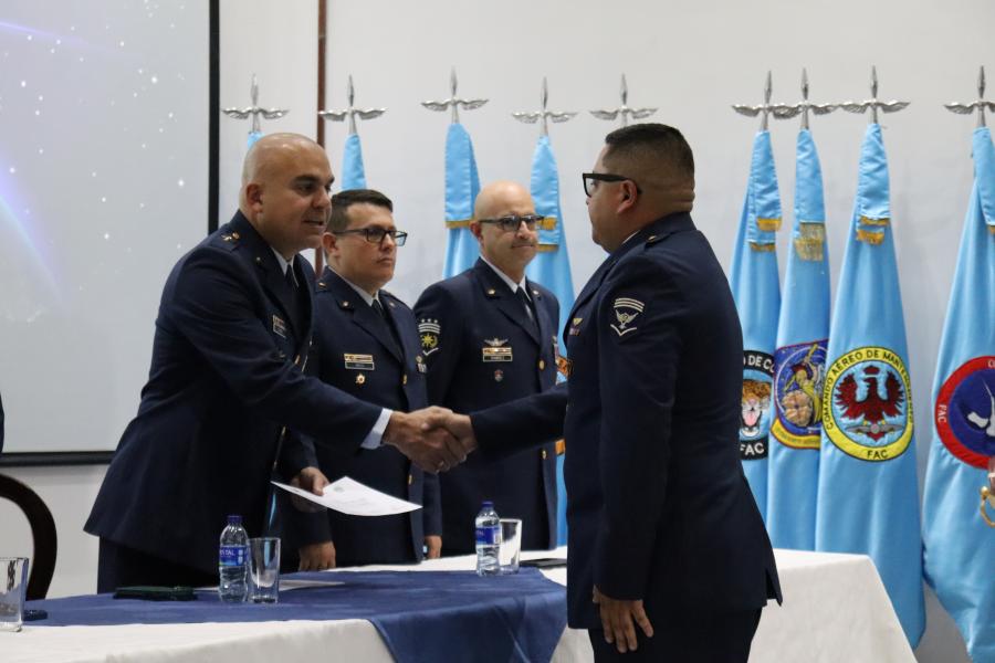 Personal militar de Colombia y Perú culminan con éxito el curso de Instructor Académico