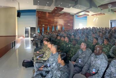 Jefe de Comando de la Duodécima Fuerza Aérea de los Estados Unidos visita la Escuela de Suboficiales FAC