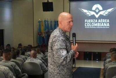 Comandante de la Fuerza Aérea Colombiana comparte sus experiencias de seguridad en ESUFA