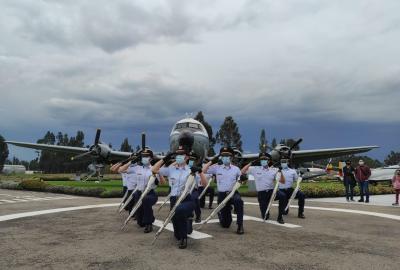 Los Halcones Dorados de su Fuerza Aérea realizan exhibición militar