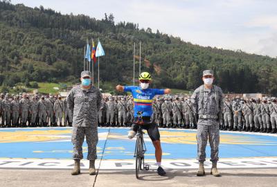 "Mocho Man", el ciclista paralímpico que representará a Colombia en el campeonato Mundial de ciclismo paralimpicos visitó al Alma Mater de la Suboficialidad FAC