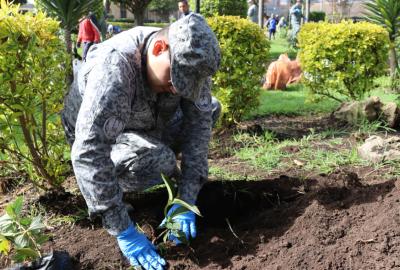 Aportando a un Madrid más verde y limpio su Fuerza Aérea Colombiana “Adopta un Parque