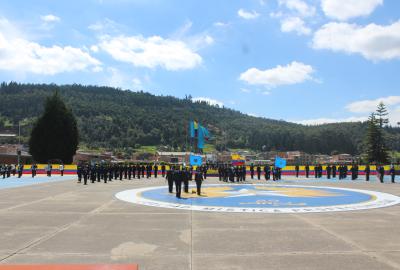 Ceremonia militar de ascenso y condecoraciones de un personal de su Fuerza Aérea