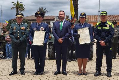 Reconocimiento a la labor de la Escuela de Suboficiales de su Fuerza Aérea en Zipaquirá y Tunja