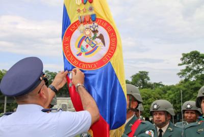 La Escuela de Suboficiales FAC condecoró a la Bandera de Guerra de la Escuela Militar de Suboficiales Inocencio Chincá