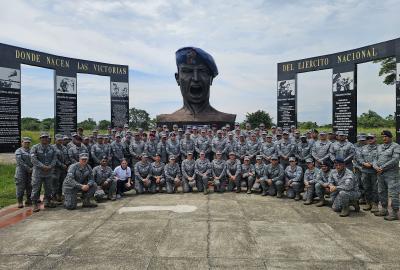 Suboficiales FAC realizan entrenamiento militar en la Escuela de Lanceros del Ejercito Nacional