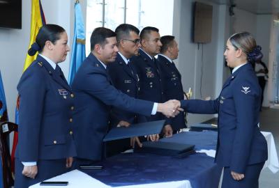 Aerotécnicos de la Fuerza Aeroespacial Colombiana reciben titulación tecnológica