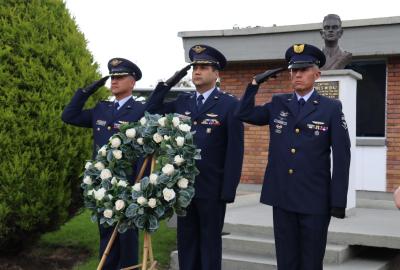 Con una ofrenda floral la Fuerza Aérea rinde tributo a los héroes de la Nación en Cundinamarca