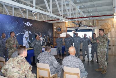 Militares de la Fuerza Aérea de EE.UU visitaron el alma máter