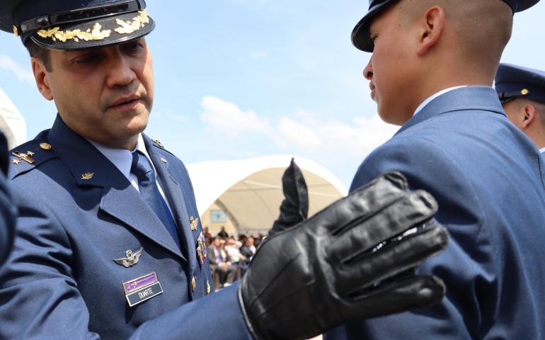 Distinguido Mayor de Escuela, ejemplo de liderazgo y compromiso en la formación militar