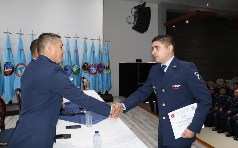 Nuevos instructores académicos fortalecen la formación militar en la Fuerza Aeroespacial