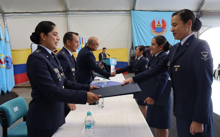 Titulación en Especializaciones Tecnológicas fortaleció las capacidades profesionales de 98 graduandos