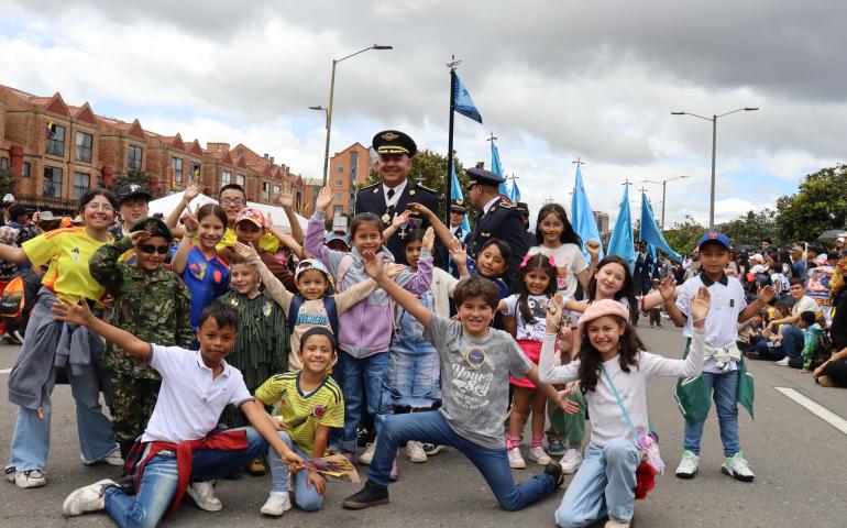 La ESUFA marchó con orgullo en el desfile militar y policial del 20 de Julio