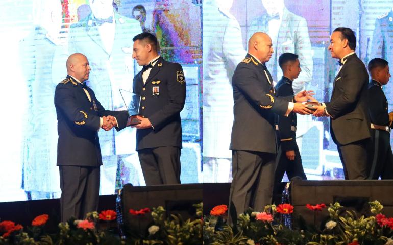 Docentes de la Escuela de Suboficiales reciben reconocimientos como mejores docentes FAC