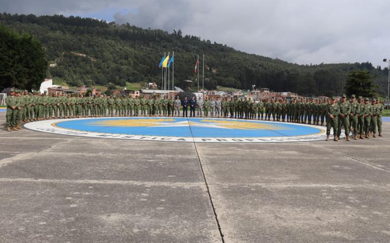 La Escuela de Suboficiales FAC y la Armada Nacional estrechan vínculos mediante visita estratégica