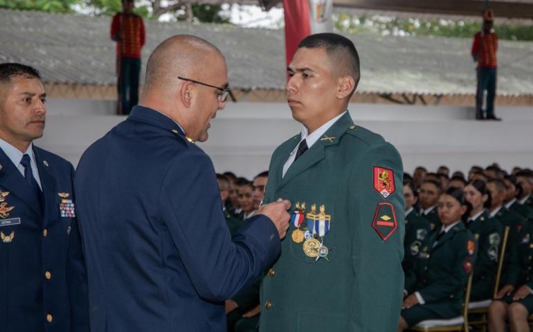 ESUFA entrega medalla en solemne ceremonia militar del Ejército Nacional