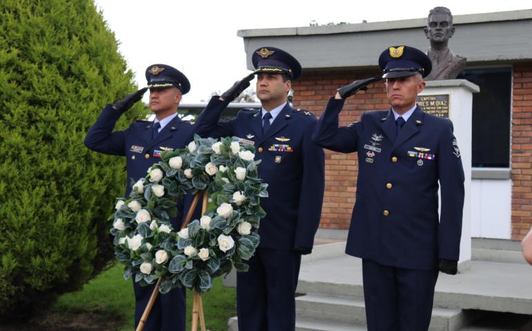Con una ofrenda floral la Fuerza Aérea rinde tributo a los héroes de la Nación en Cundinamarca
